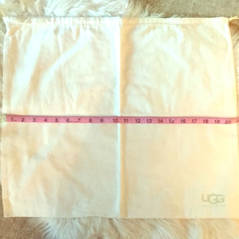UGG | Dust Cover
